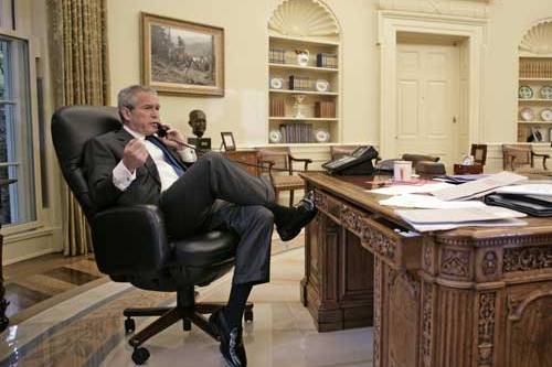 bush-at-desk