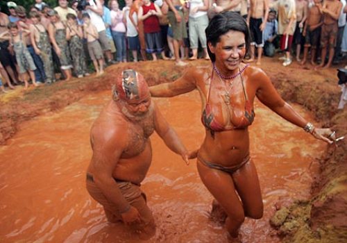 redneck-mudwrestling