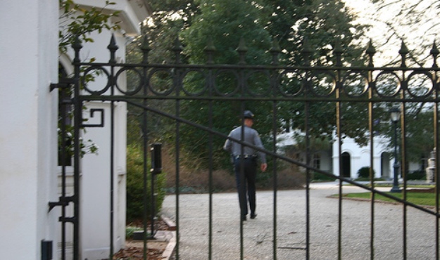 mansion-gate mansion-gate